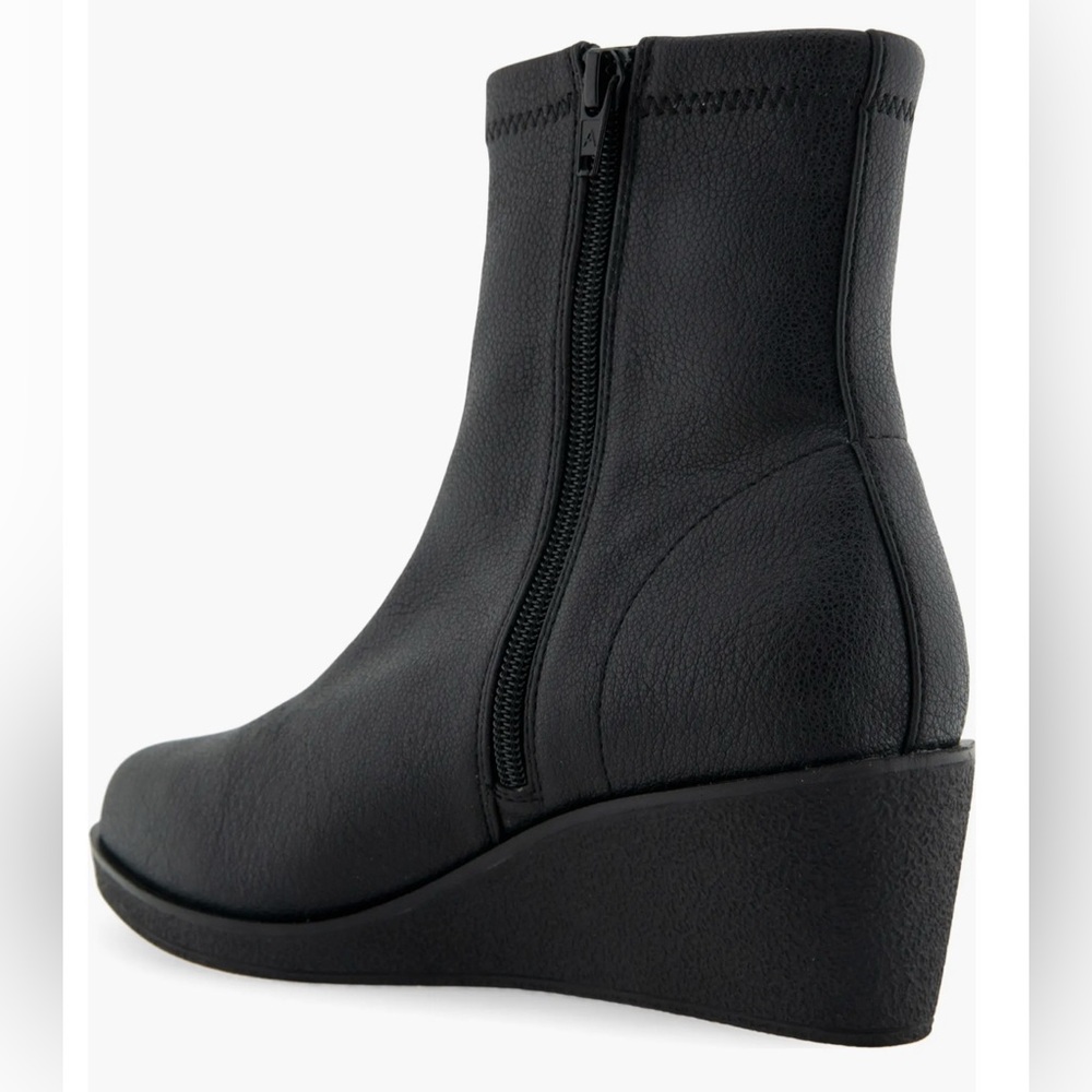 NWT Aerosoles Binnie Black Pebble Wedge Booties
